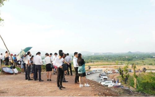 Chuyện bi hài nhà đầu tư BĐS: Giá cao tranh nhau mua, giá xuống không ai ngó 